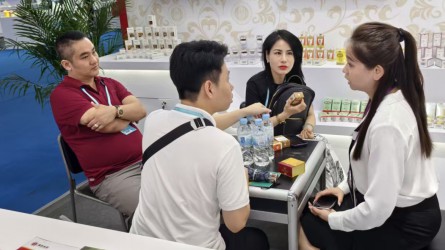 公司员工在广交会与客户交流