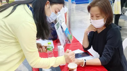 泰国展会参展商体验佛慈产品